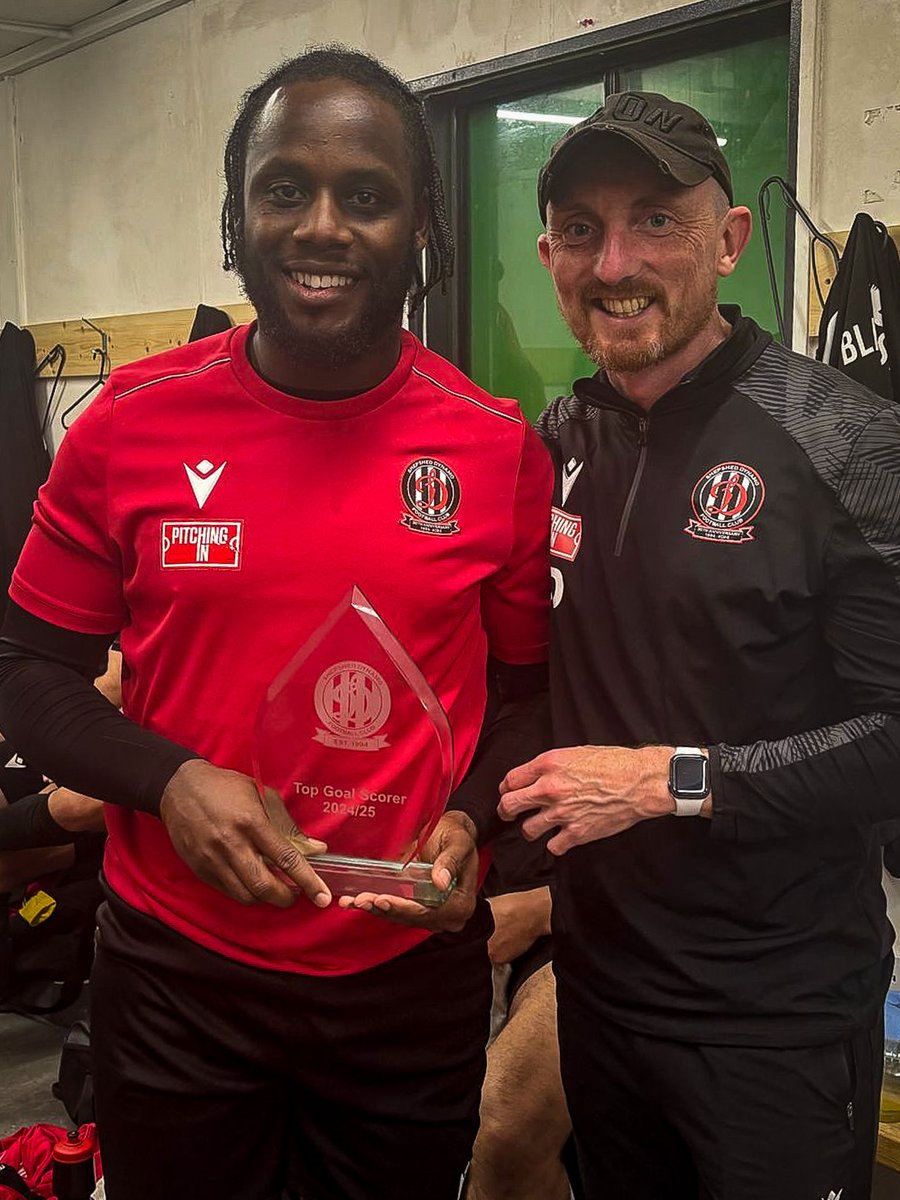 Congratulations to <a href="/TristanDunkz/">TDunkz</a> - receiving the top scorer award from <a href="/Drakey17/">Drake ⚽️</a> after yesterdays game.