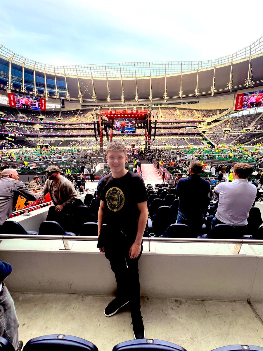 BenHeath2021's tweet image. What a night and worth every penny to spend it with the boys making memories for life 💚🥊 #TopClass