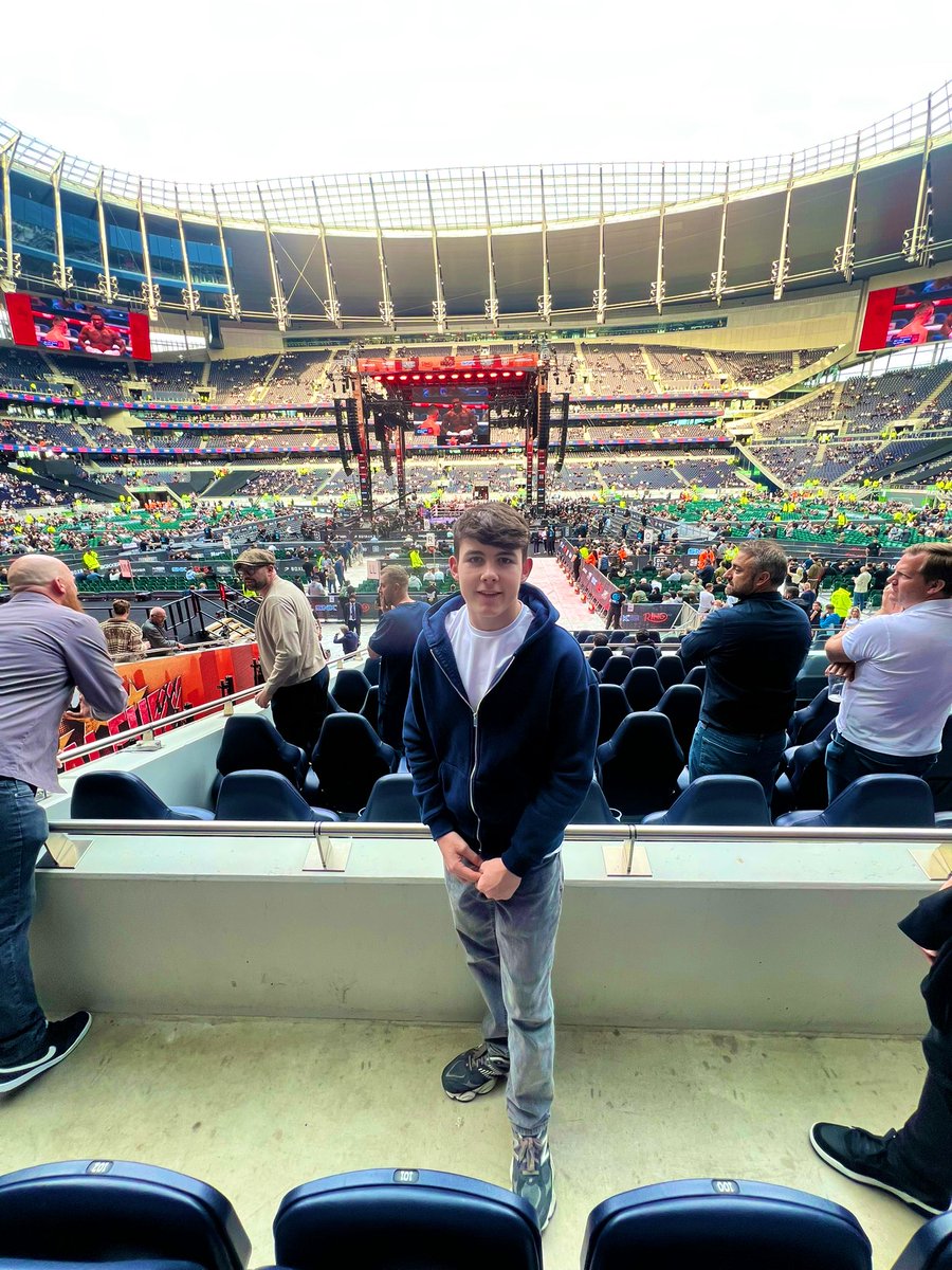 BenHeath2021's tweet image. What a night and worth every penny to spend it with the boys making memories for life 💚🥊 #TopClass