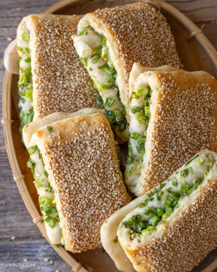 Meagan_888's tweet image. Flaky, savory, and fragrant — Green Onion Shao Bing fresh out of the oven. 🥰🌿🥖 #AsianBakery