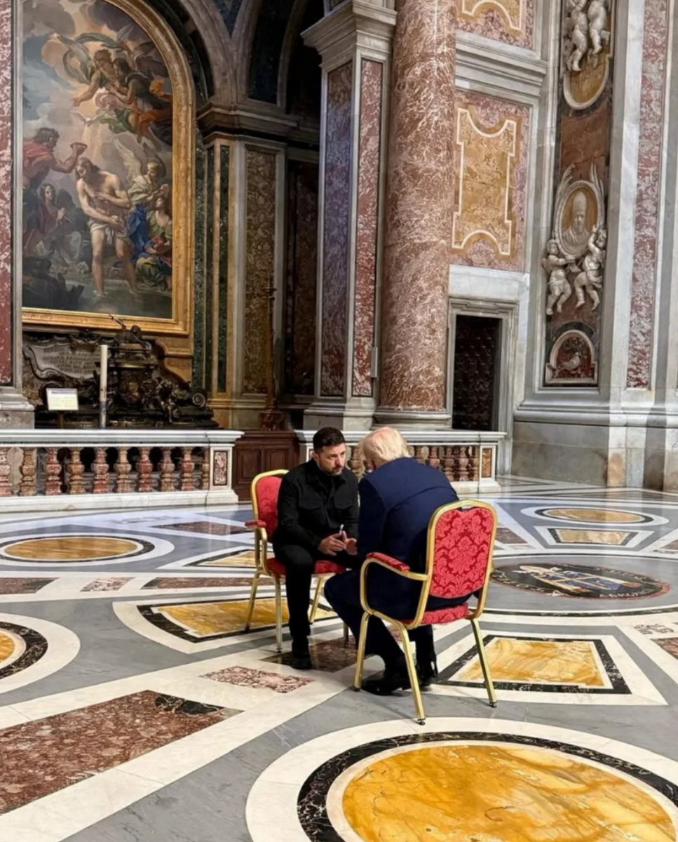 Una imagen que define una era.
Zelensky y Trump, solos en el corazón del Vaticano, en el funeral de un Papa. Sin asesores, sin gabinetes, sin barreras.

Esta foto es mucho más que un momento: es un símbolo del cambio de poder, del reacomodo de fuerzas en el mundo.

Dos líderes