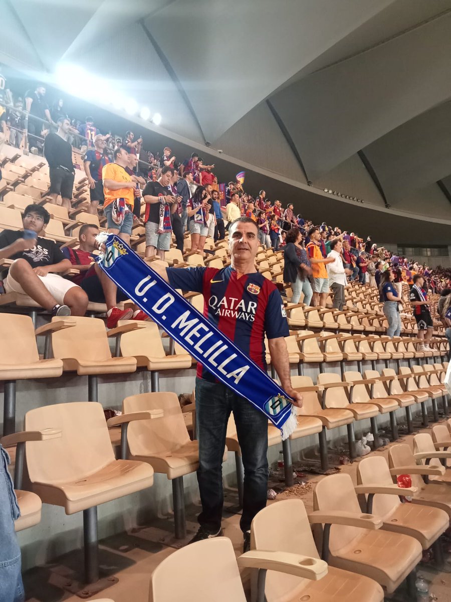 Aquí vemos a nuestro amigo Mustafa, en el estadio de La Cartuja, donde presenció la final de la copa del rey.
Me consta que muchos aficionados melillenses se dieron cita. Supongo que disfrutó del gran espectáculo que ofrecieron ambos conjuntos.