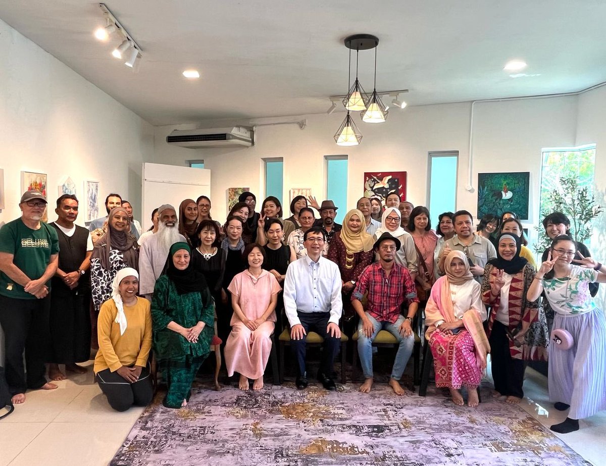 JPNAmbMalaysia's tweet photo. Attended the TsuNaGaRi Art Exhibition opening hosted by PeRUPA (Persatuan Seni Rupa Malaysia). 
The exhibition features works by talented Japanese and Malaysian artists, creating a cool space for art exchange. 
It runs until 4th May at Karya Gallery, Janda Baik.🎨 Don't miss it! https://t.co/BgvXsjLXae