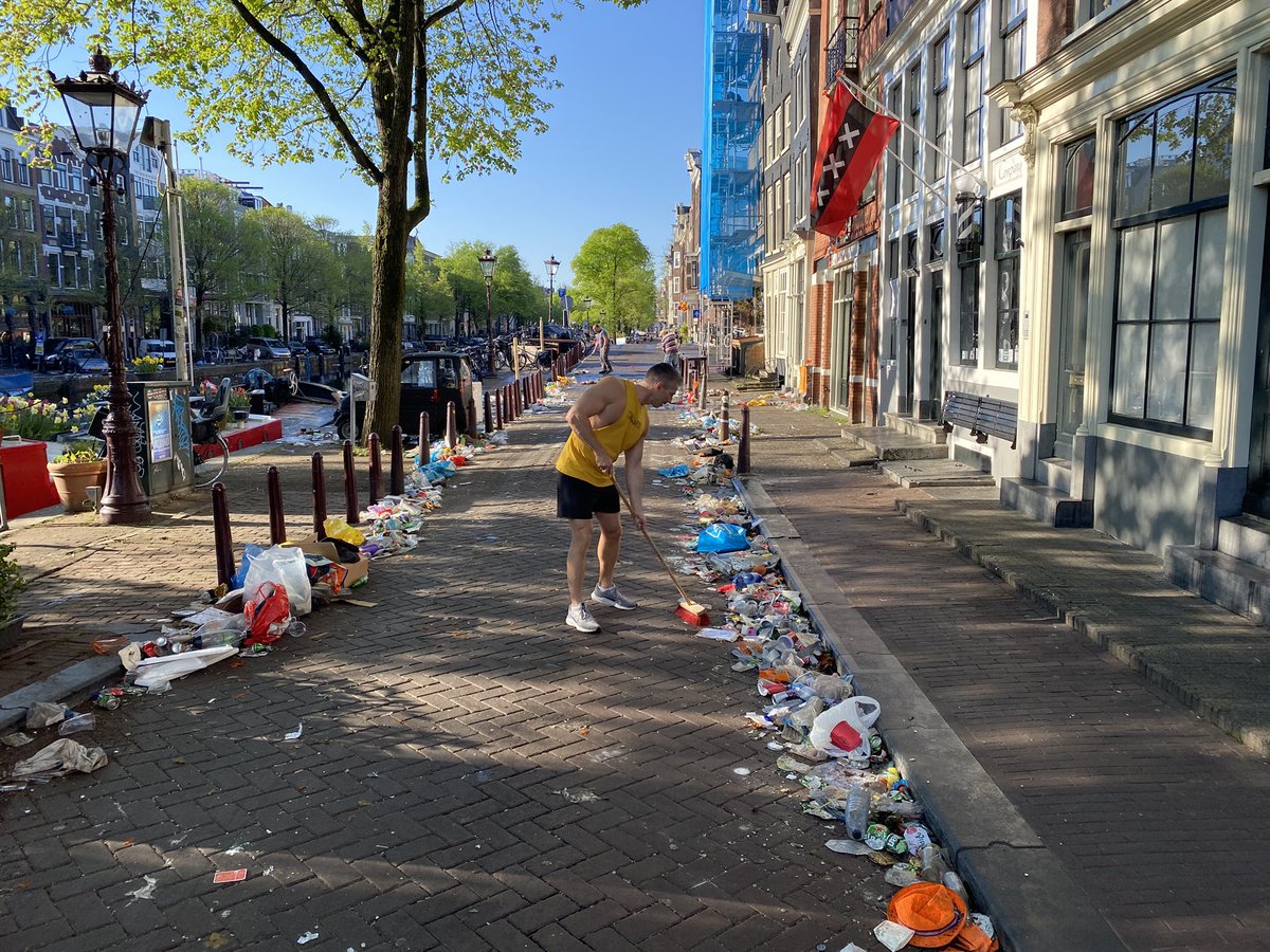 HugoStienstra's tweet photo. Hopelijk heeft iedereen genoten van #Koningsdag2025 op de #prinsengracht . De bewoners ruimen jullie troep wel op hoor (en helpen @020centrum een handje)! #Amsterdam https://t.co/WBplElNMtu