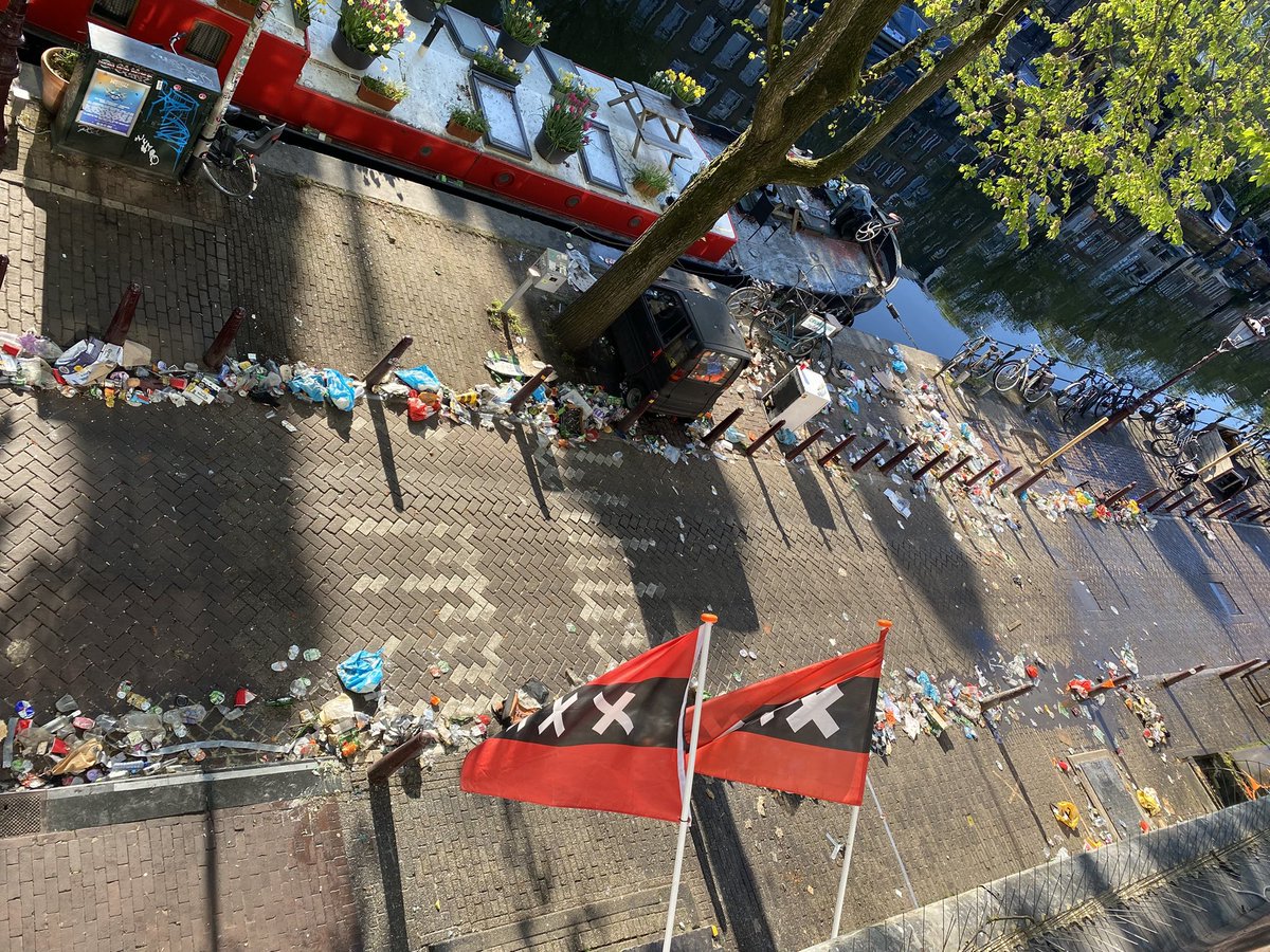 Hopelijk heeft iedereen genoten van #Koningsdag2025 op de #prinsengracht . De bewoners ruimen jullie troep wel op hoor (en helpen <a href="/020centrum/">Stadsdeel Centrum</a> een handje)! #Amsterdam