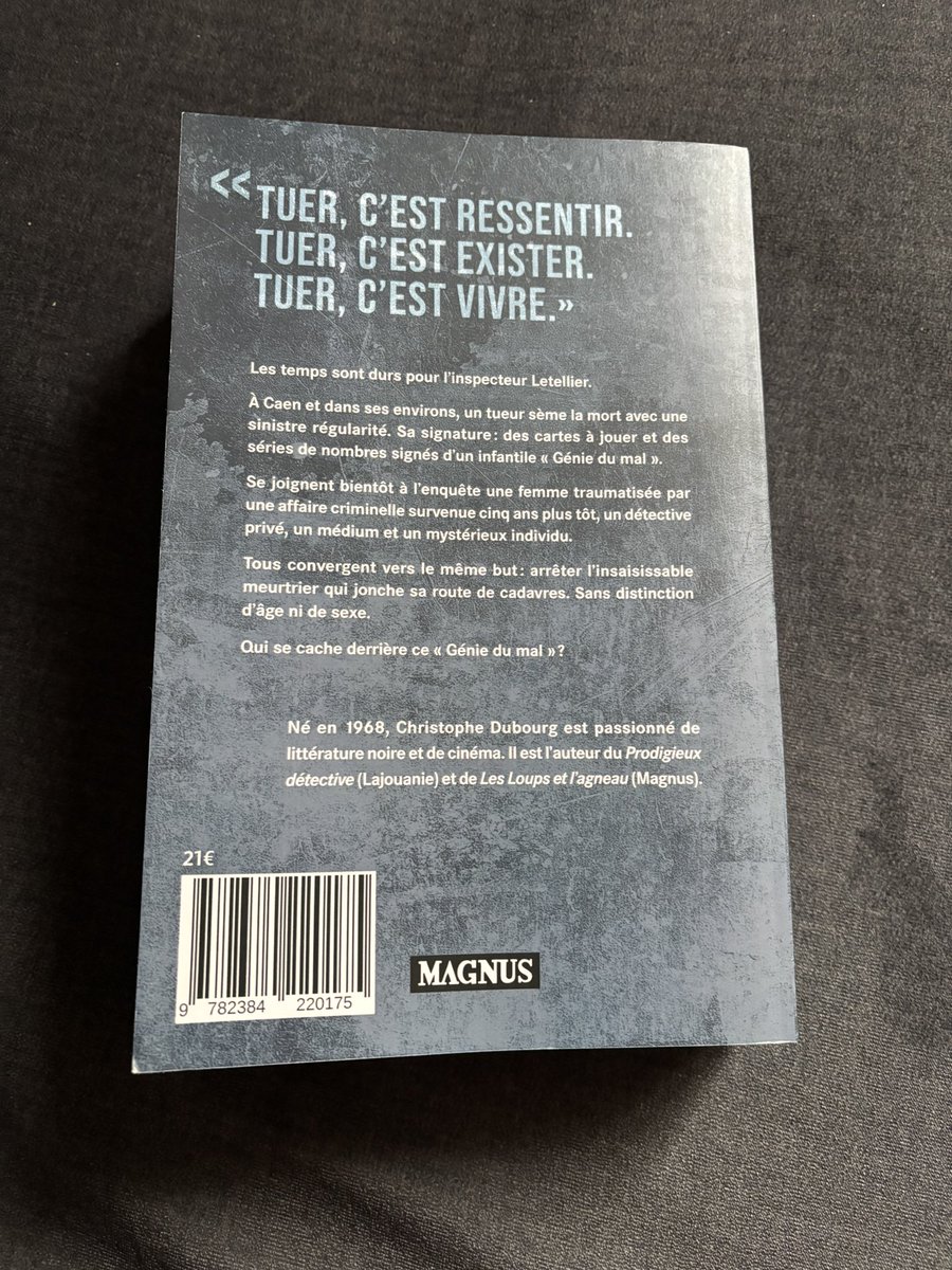 Un scénario original pour ce thriller qui se situe dans les années 80. J’ai eu parfois du mal à connecter mes neurones pour suivre le défilement séquentiel des chapitres mais cela ne m’a pas gâché ma lecture intense. Une enquête hors norme, des personnages atypiques. À découvrir