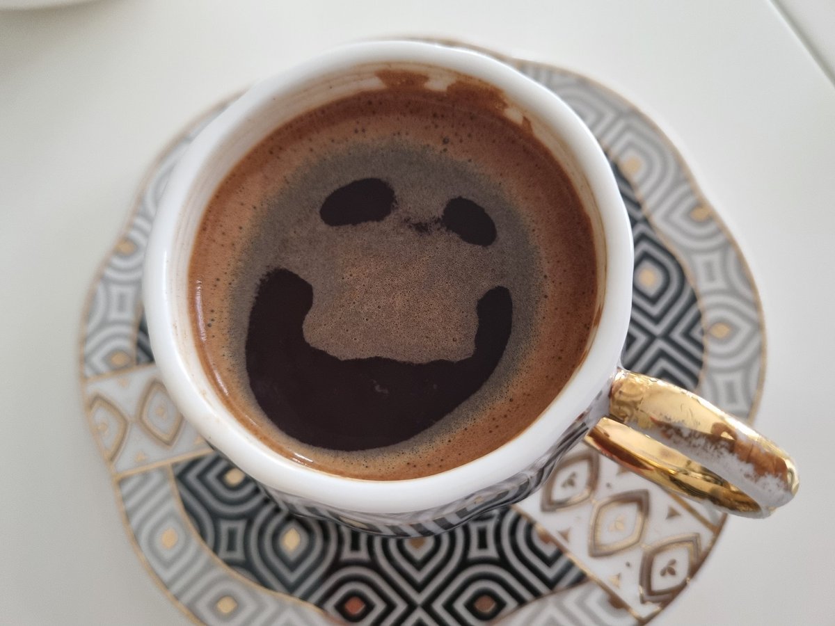 Moralım çok Bozuk Bi kahve içiyim dedim Kahvenin Bana Attığı Bakış Anlam veremedim