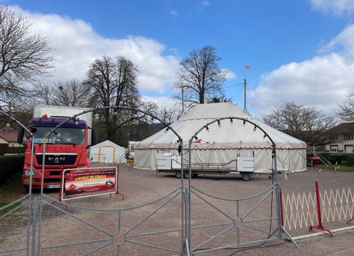 Espace_Cirque's tweet photo. Un petit bonjour aux amis !!!
#ecim #rubis #cirquerubis #medrano #cirquemedrano #marne #spectacle #artistes #amis #cirque #circus #circo #circuslife #museeducirque #museeducirqueitinerant #mdci #lagardine #hautsdefrance #nord #lillemaville #aisne #oise #pasdecalais #somme https://t.co/mWpKQhKJL8