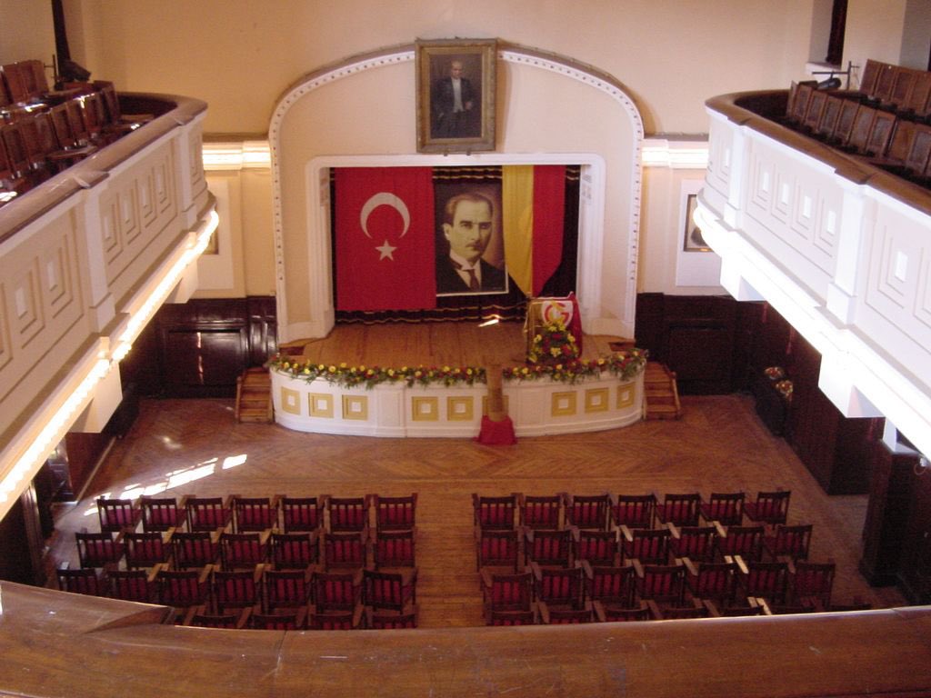Bizlerin Genel ve Divan Kurullarında:

- Görev almış hiçbir yöneticimizin, formamızı terletmiş eski bir sporcumuza hakaret ettiğine şahit olamazsınız.

- Değerli üyelerimizin kürsüye çıkıp başka camiaların adını ağızlarına aldıklarını duyamazsınız.

- Başkan’a kürsüden şiirler