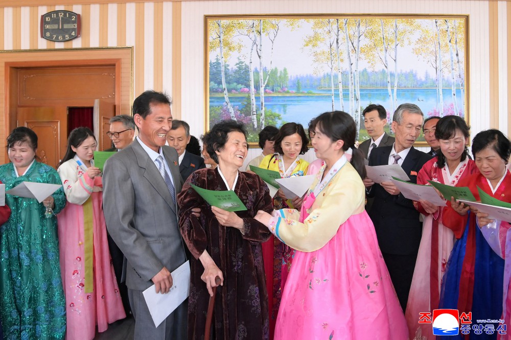 New homes open in Pyongyang’s Hwasong District

Citizens are moving into brand-new apartments as part of the city's latest modernization project.

Joy, pride, and spring vibes all over the streets. 
Read more at:  exploredprk.com/news/major-mov…