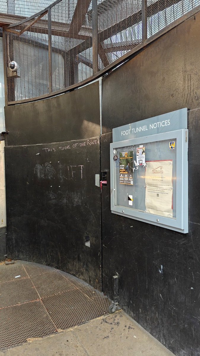 UnixSysAdmin's tweet image. If you're looking to cross from Greenwich to Island Gardens to support the #LondonMarathon, be aware the @GreenwichLift at Island Gardens is out of service. #lotsofstairs