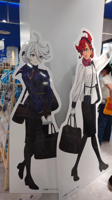 昨日帰ってきたのが遅かったので改めて梅田へ。めちゃくちゃ狭い通路脇にいるスミちゃ 