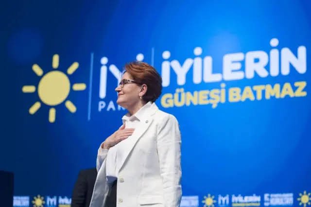 AkifSarperOnder's tweet photo. 27.04.2024 
Türk siyasi tarihinde bir ilk yaşandı,

Partisi seçime giderken bir Genel Başkan seçim sonuçlarının tüm sorumluğu bana aittir dedi. 

Seçim bitti, sonuçlara bakıldığında bir önceki yerel seçime göre kazanılan belediye sayısı arttırılmış olmasına rağmen elde edilen sonuç Sn. @meral_aksener ‘in beklentisinin altındaydı .
Zatımın da içinde olduğu A dan Z ye tüm İYİ Partili yönetici abilerimin ablalarımın, il ilçe başkanlarımızın, üyeleremizin günler süren tüm ısrar ve zorlamalarına rağmen Sn Meral Akşener duyurusunu yaptı. 
Genel Başkanlık görevini bıraktı. 

Çünkü söz vermişti. 

Ve hepimize durumu şu sözlerle açıkladı:

“Zaferin bin babası vardır ,
Mağlubiyet yetimdir. 
İşte ben o bin babanın kaçıştığı yerde
O yetim mağlubiyeti Öksüz bırakmadım .
Haksız olduğumuz için değil söz verdiğim için bırakmadım .
Başarısızlığı ben aldım artık başarıyı sizler yakalayacaksınız.
Bedeli ben ödedim artık hesabı siz tutacaksınız .”

Böyle bir duruşa sahip Liderin Genel Başkanlığına tanıklık edebilmek şahsım adına büyük şanstı .

Artık şahsım adına da tercih yapma sırası gelmişti.

Böyle bir lidere layık evlat olabilmek gerekirdi. 

Liderimizin bedel ödediği yerde pişkin pişkin koltukta oturmak uygun olmazdı.

Sn. Meral Akşener’in tarafıma tebliğ ettiği Ankara İl Başkanlığı görevini bıraktım.
Bin babanın peşinden değil,öksüzleri yalnız bırakmayan annenin peşinden gittim Elhamdülillah.

Bize öğrettiğiniz herşey için ve yaptığınız tüm fedakarlıklar için çok teşekkür ederim.