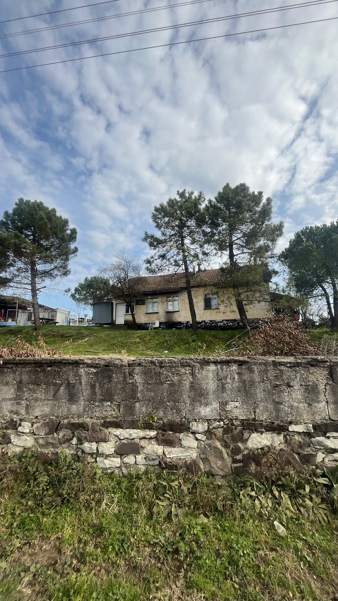 Kırk yıl önce var olan ilkokulum sayenizde artık harabe
Övünün doğalgazlı okul yaptık diye
Ama köy okullarını yok ettiğinizi sakın belli etmeyin <a href="/Yusuf__Tekin/">Yusuf Tekin</a> <a href="/tcmeb/">Millî Eğitim Bakanlığı</a>