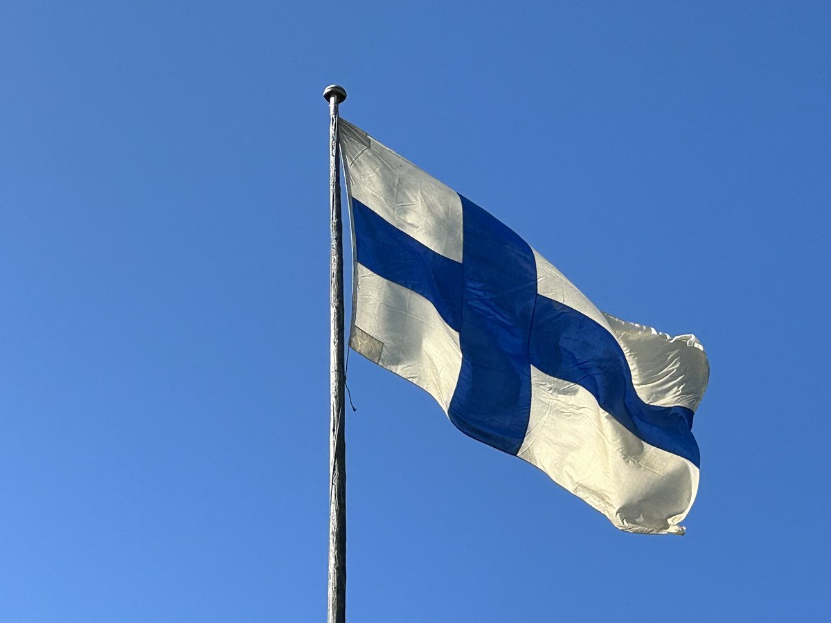 Tänään pysähdymme arvostamaan aiempien sukupolvien työtä ja uhrauksia: itsenäisen Suomen puolustusta ja kotimaamme rakentamista hyväksi yhteiskunnaksi elää. Meidän on vaalittava rauhaa, jotta sodan kauhut eivät koskaan enää toistuisi. #sotaveteraanit #veteraanipäivä #kiitollisuus