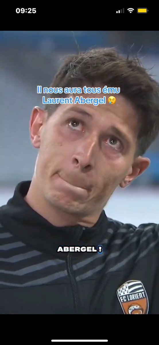 LaMareeSportive's tweet photo. 1 an sépare ces deux images. 

Laurent, nous n’avons aucun mots pour te remercier. Ta fidélité et ta hargne sur le terrain on sans aucun doute été un moteur pour remonter. 

On le dit chaque année maintenant, mais à chaque fois c’est encore un peu plus vrai : tu es une légende 🧡 https://t.co/DepVqUaPG5