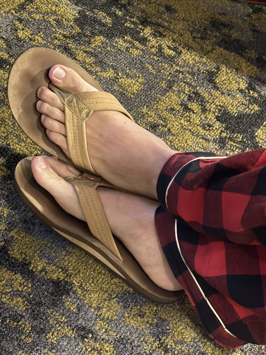 Cozy weather showing off my #twinkfeet

#gayfeet #boyfeet #rainbowsandals #sniffies #grindr #gayporn