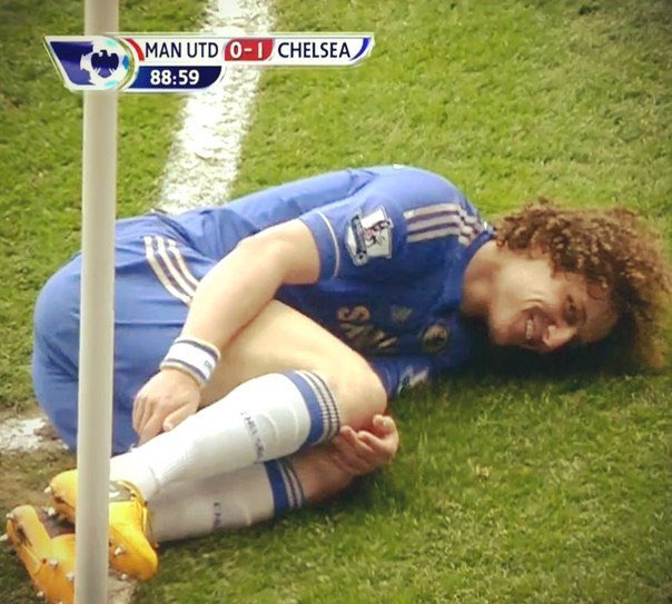 вызов скорой: м, 31 год, боль в ноге. заходим - мужик лежит на полу, держится за колено и стонет