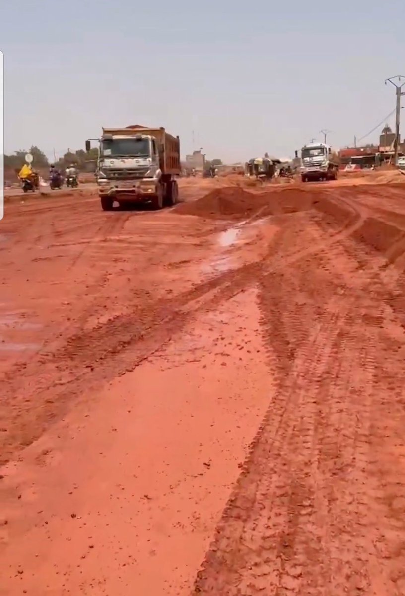 akech_andrew's tweet image. Captain Ibrahim Traore refused to hire foreign companies to construct roads rather he purchased all the equipment and used Burkinabè engineers, trained the Burkinabè on how to operate the machines and gave them the opportunity to build their own country.
He is attempting to be…
