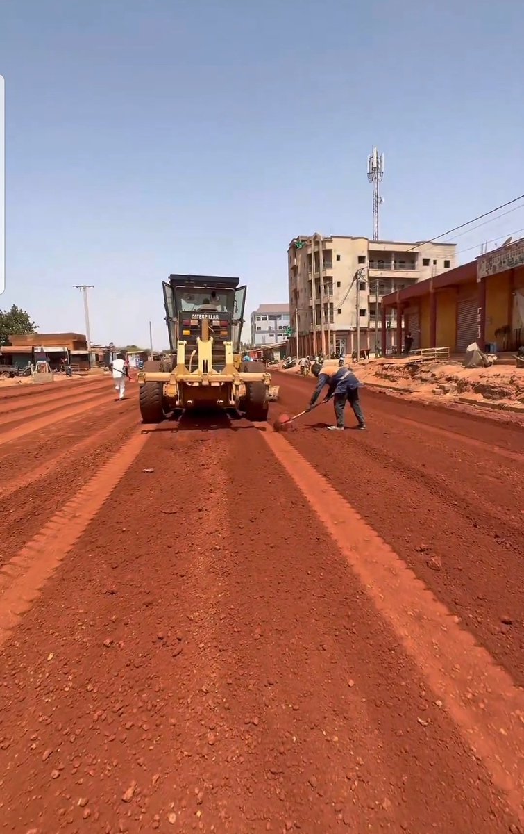 akech_andrew's tweet image. Captain Ibrahim Traore refused to hire foreign companies to construct roads rather he purchased all the equipment and used Burkinabè engineers, trained the Burkinabè on how to operate the machines and gave them the opportunity to build their own country.
He is attempting to be…