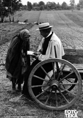 Biblijny los ludzkości zaczyna się od wypędzenia pierwszych ludzi z raju. "Chłopi" Reymonta - od wyruszenia starej kobiety  w świat, na żebry. Wypędzili cię? - pyta napotkany po drodze ksiądz. Nie, to  dobre ludzie,  ja sama ... Dostaje złotówkę na dobry początek.