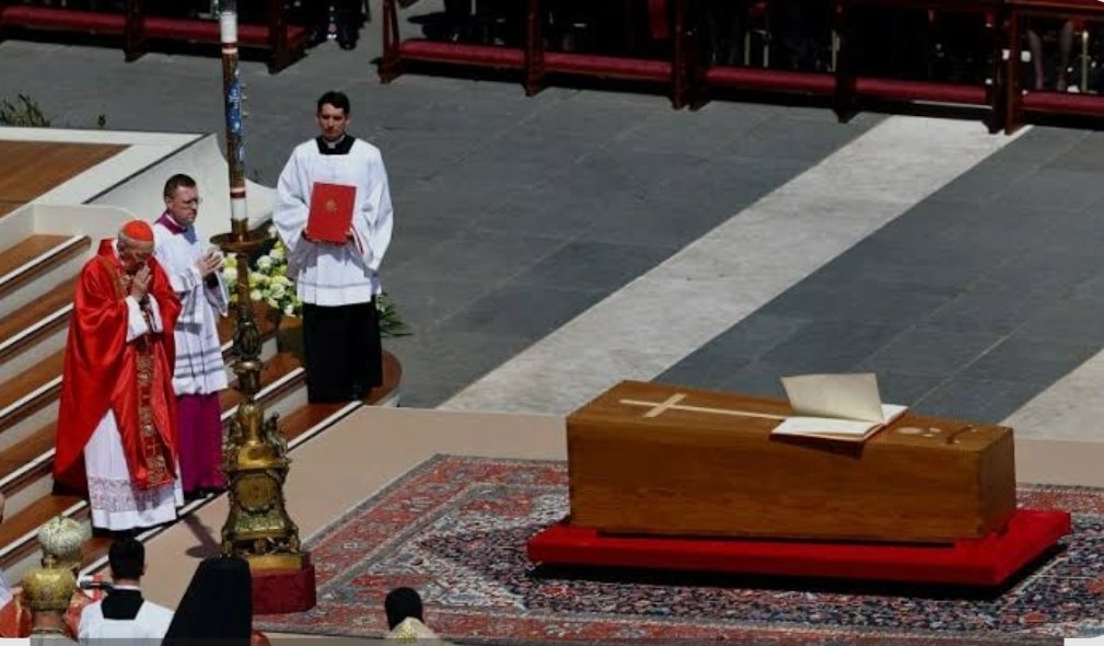 Une immense émotion a traversé le monde lors des funérailles du pape François. Celui que l'on appelait affectueusement "le pape des pauvres" laisse derrière lui un héritage d'amour, d'humilité et d'espérance.

#PapeFrançois #Hommage #PapeDesPauvres #Paix #Espérance
