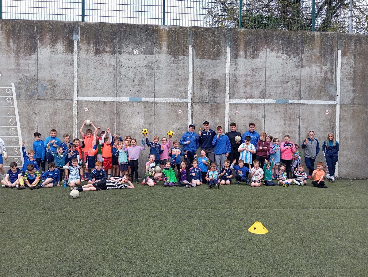 johnnynoonan12's tweet photo. Great finish to the mountmellick Easter camp during the week. Big success mainly due to the coaches most of whom are young players on our adult teams. https://t.co/Lp1L12SLIB