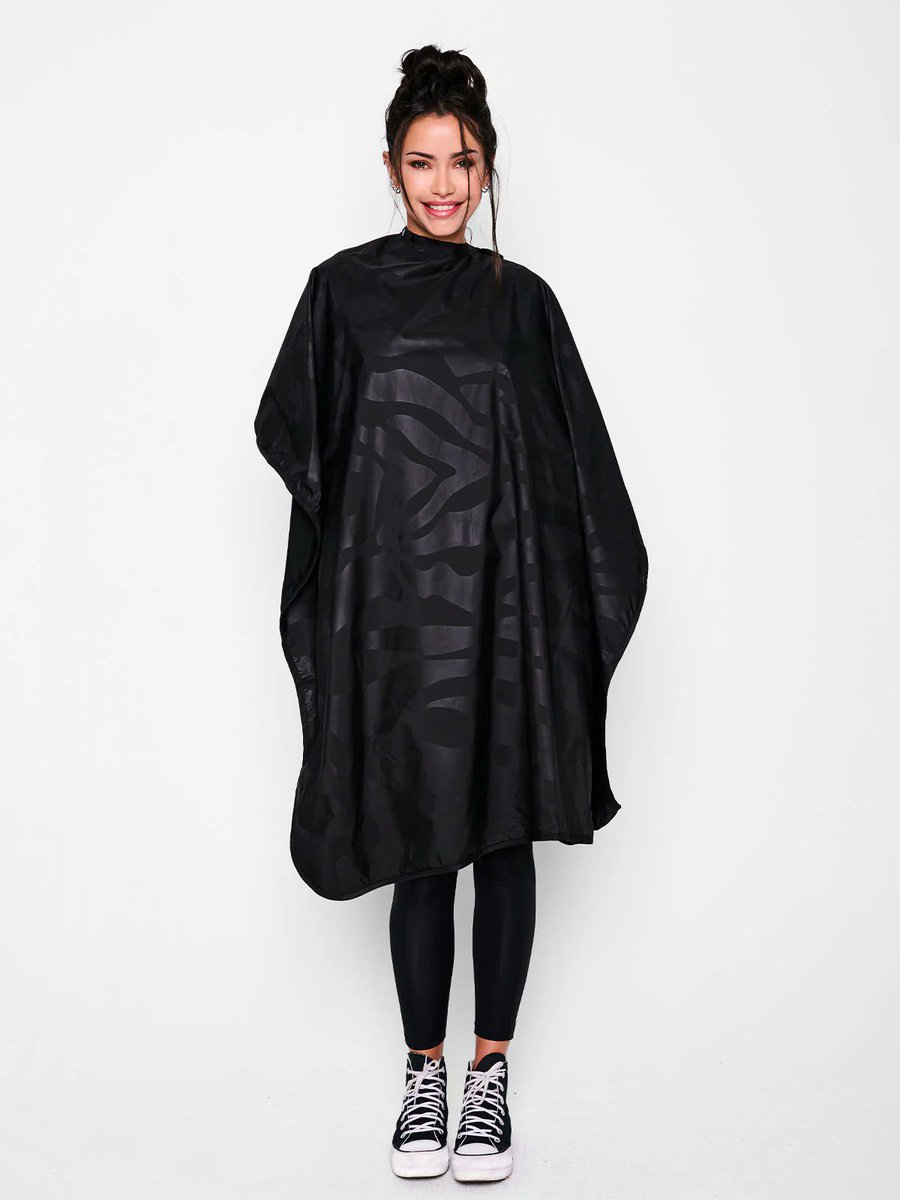 gerryudellinc's tweet image. 💥 Bleach-proof. Chemical-proof. Style-proof.

The Betty Dain All Purpose Cape protects your clients &amp;amp; your craft.

Lightweight, durable &amp;amp; machine washable — a salon must-have! 🖤✂️

#BettyDain #BleachProofCape #SalonEssentials #StylistLife