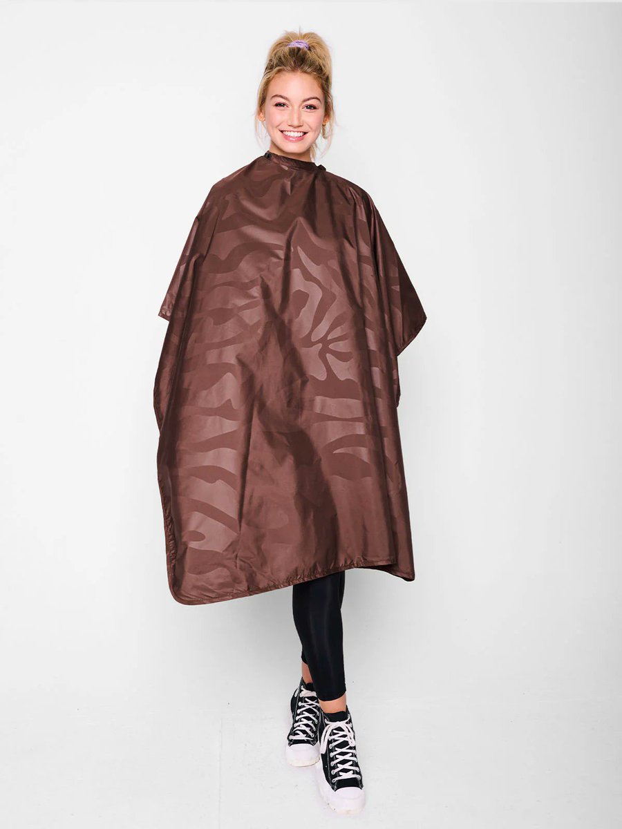 gerryudellinc's tweet image. 💥 Bleach-proof. Chemical-proof. Style-proof.

The Betty Dain All Purpose Cape protects your clients &amp;amp; your craft.

Lightweight, durable &amp;amp; machine washable — a salon must-have! 🖤✂️

#BettyDain #BleachProofCape #SalonEssentials #StylistLife
