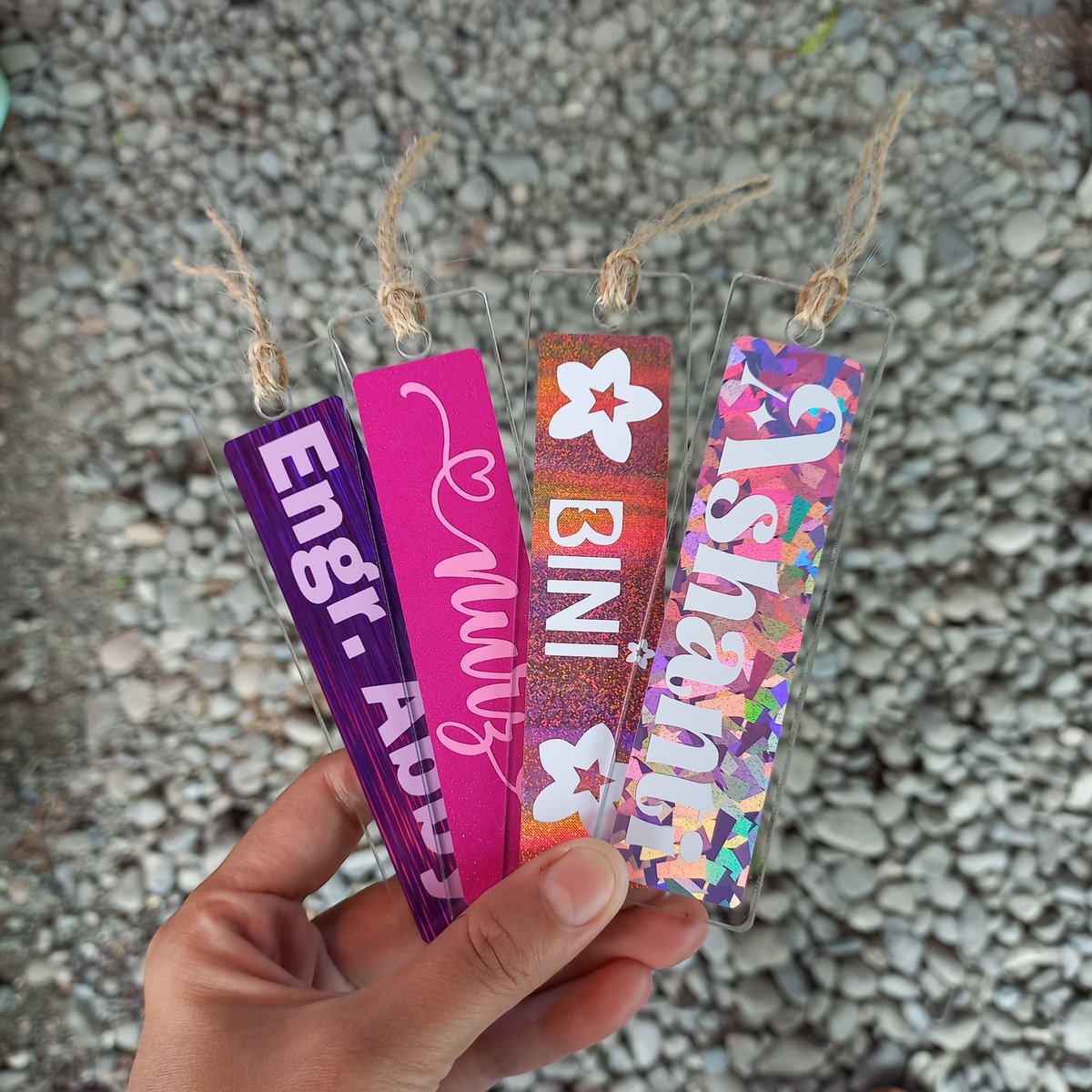 _RTM21's tweet photo. 📚 ACRYLIC BOOKMARK ️📚

Perfect gift for all book lovers.
We have an acrylic bookmark for you!

Product Description:
💎 Size: 1.26inx4.72in
💎 Material: Acrylic 
💎 Decal Sticker

#acrylicbookmark #bookmark #bagtag #acrylicbagtag #personalizedbagtag #buttonpin #photocards #mugs https://t.co/oynOFkhHdS