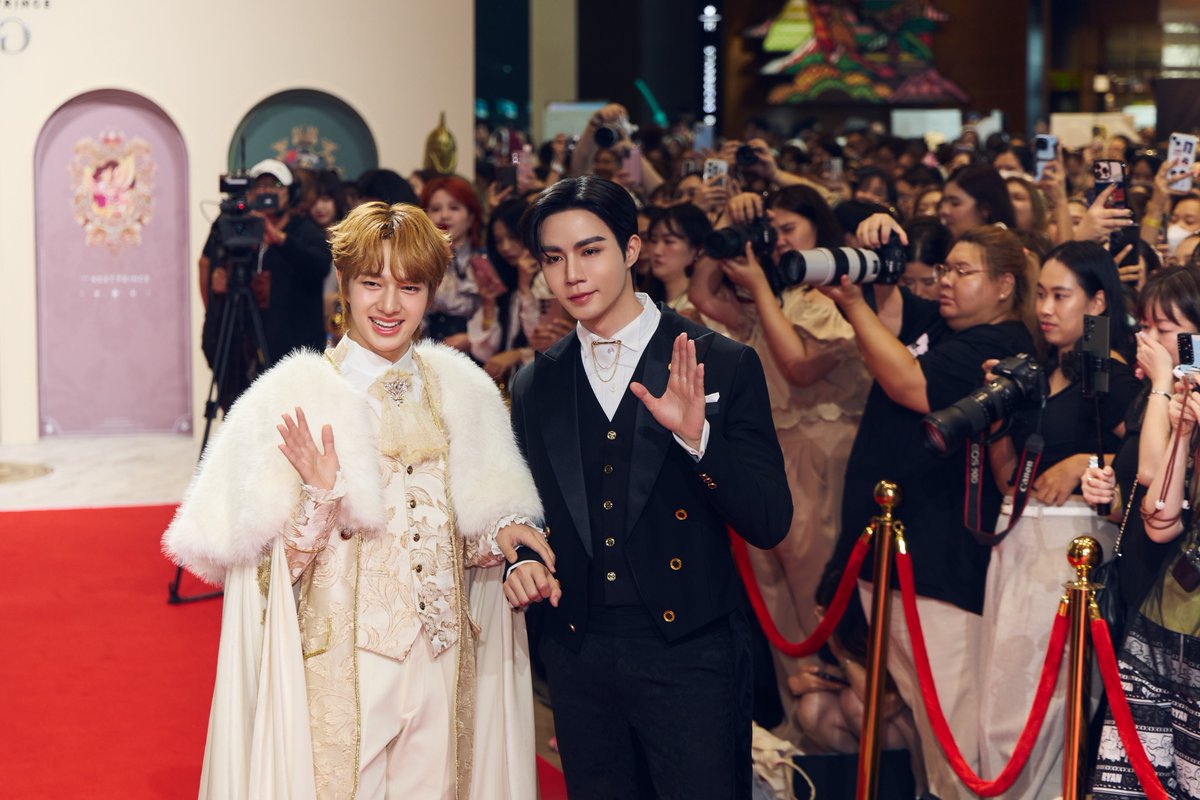 TheNextPrinceTH's tweet photo. ประมวลภาพบรรยากาศในงาน The Next Prince : Press Conference &amp; Royal Premiere Day 👑✨️

ขอขอบคุณทุกการสนับสนุนของชาวเอมมาลีทุกท่านที่มอบให้กับนักแสดง และซีรีส์ “ข้ามฟ้าเคียงเธอ The Next Prince Series” ด้วยนะคะ 🥰

THE NEXT PRINCE PREMIERE
#TheNextPrinceDay https://t.co/qOPJl7EJwL