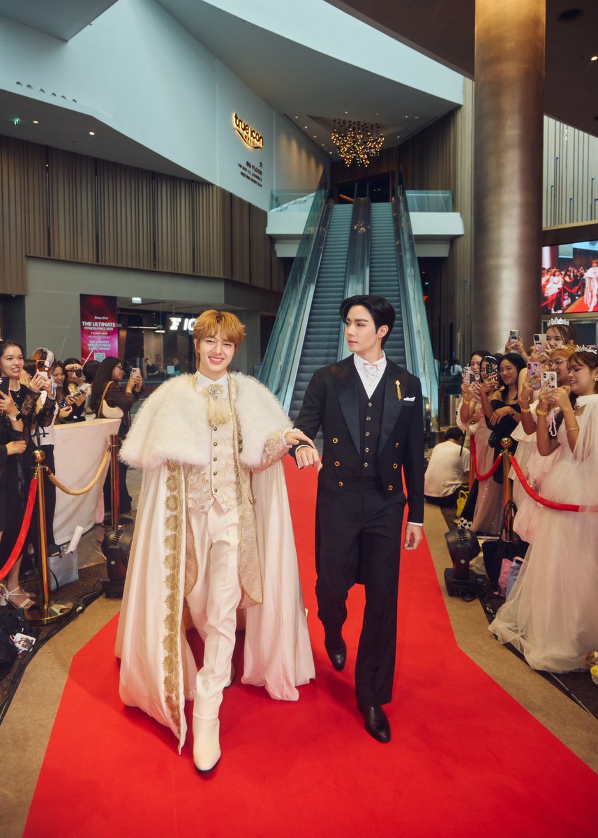 TheNextPrinceTH's tweet photo. ประมวลภาพบรรยากาศในงาน The Next Prince : Press Conference &amp; Royal Premiere Day 👑✨️

ขอขอบคุณทุกการสนับสนุนของชาวเอมมาลีทุกท่านที่มอบให้กับนักแสดง และซีรีส์ “ข้ามฟ้าเคียงเธอ The Next Prince Series” ด้วยนะคะ 🥰

THE NEXT PRINCE PREMIERE
#TheNextPrinceDay https://t.co/qOPJl7EJwL