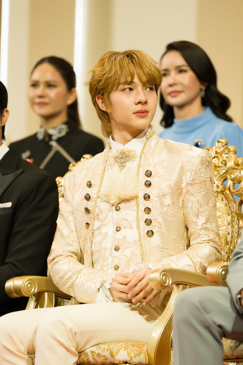 TheNextPrinceTH's tweet photo. ประมวลภาพบรรยากาศในงาน The Next Prince : Press Conference &amp; Royal Premiere Day 👑✨️

ขอขอบคุณทุกการสนับสนุนของชาวเอมมาลีทุกท่านที่มอบให้กับนักแสดง และซีรีส์ “ข้ามฟ้าเคียงเธอ The Next Prince Series” ด้วยนะคะ 🥰

THE NEXT PRINCE PREMIERE
#TheNextPrinceDay https://t.co/qOPJl7EJwL