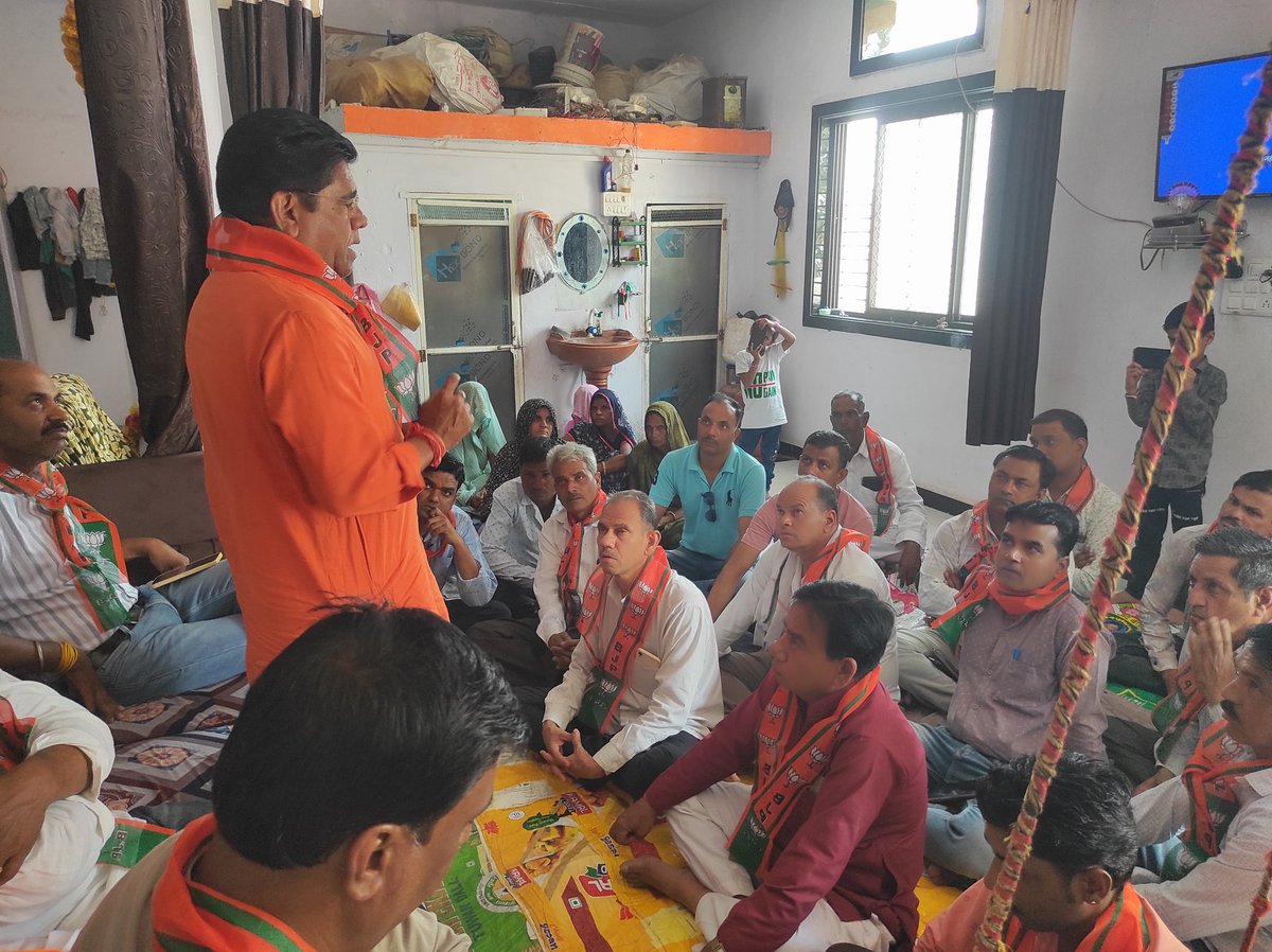 himmat_dangi's tweet photo. मंदसौर कयामपुर मंडल में सेवा बस्ती पहुंच कर वक्फ़ संशोधन बिल व डॉ अम्बेडकर जी सम्मान कार्यक्रम की संगोष्ठी में सहभागिता कर वक्फ़ संशोधन बिल व डॉ अम्बेडकर जी के बारे में सभी बंधुओं व कार्यकर्ताओं को संबोधित किया। @ajayjamwalbjp @AmitShah @BJP4MP @DrMohanYadav51 @JagdishDevdaBJP https://t.co/QIRYn7MwMo