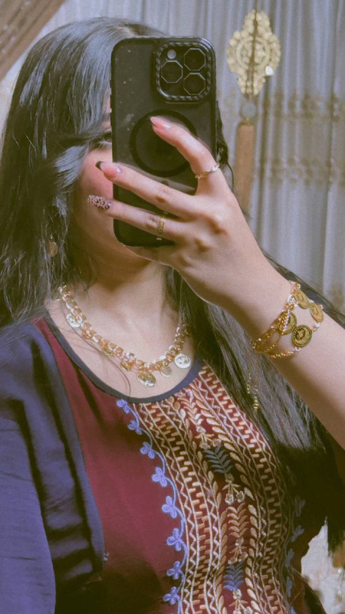 حاولت أن لا أنظر إليك لكن عيني تمرّدت 🎀...!!♡