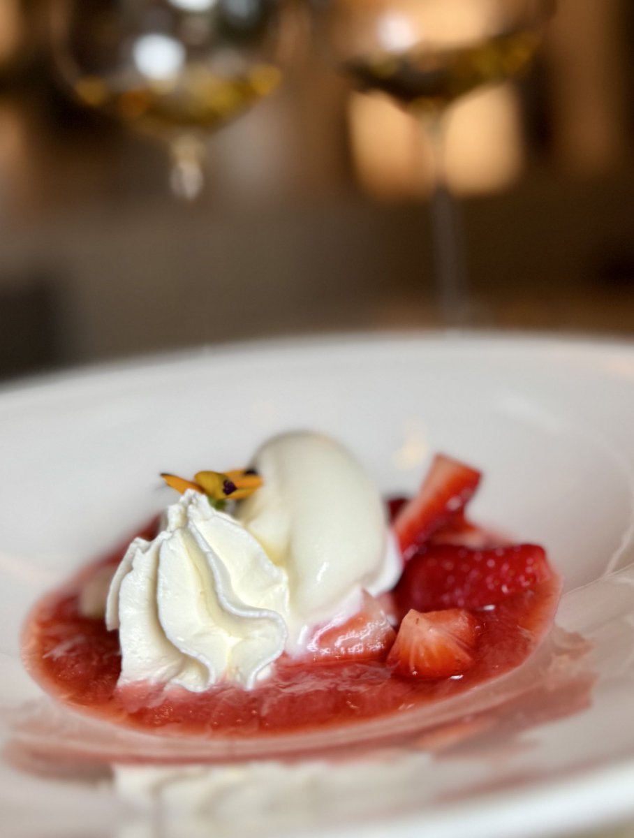 eatinglasvegas's tweet photo. In an almost empty restaurant on a lazy Saturday, in a town famous for veal, we have another extraordinary seafood lunch…this one almost Japanese/French. 🤩😋🇮🇹
#Sadler #Milan #crudo #branzino
#rhubarb 🍓 https://t.co/9MPJE9ni5b