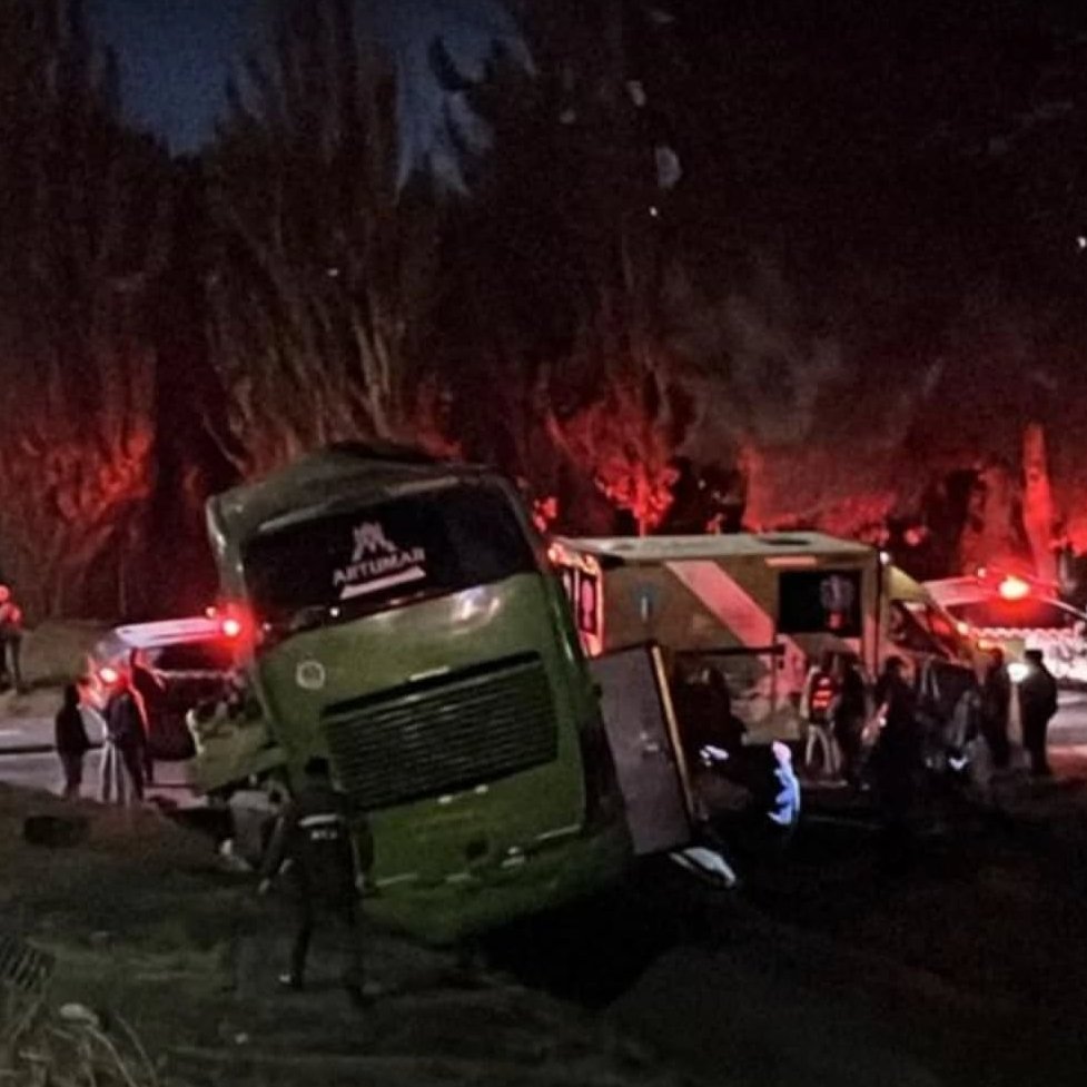 Victor_Curico's tweet photo. 03:20 horas | 1 fallecido y mas de 20 heridos (aprox) tras accidente de bus de dos pisos frente a Curicó

En horas de esta madrugada una grave accidente en ruta 5 sur sector Maquehua en la comuna de Curicó, región del maule.

En el lugar un bus de 2 pisos cae a la caletera luego de colisionar con un vehículo menor -aparente lo hacía contra el tránsito (se tiene que confirmar) -  por el km 193, costado oriente desde Sur a Norte. 

Trabajan Unidades de emergencias al lugar de Curicó, Teno y Molina. 

Se habla que en el bus viajaba desde el sur hasta Curicó con un viaje especial de un conjunto folclórico Semillero Renacer Curicó (una delegación de 60 personas aprox). Ruta suspendida.

Por instrucción del ministerio público, la SIAT de carabineros quedará a cargo de la investigación para determinar responsabilidades en el accidente. 

Fotos: RRSS