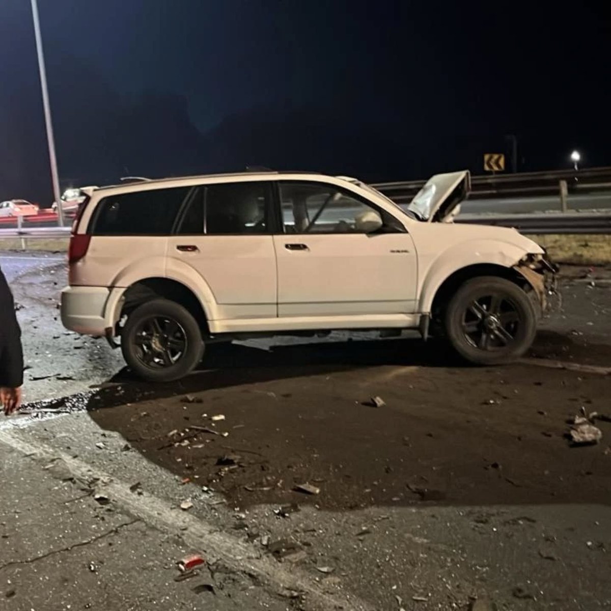 Victor_Curico's tweet photo. 03:20 horas | 1 fallecido y mas de 20 heridos (aprox) tras accidente de bus de dos pisos frente a Curicó

En horas de esta madrugada una grave accidente en ruta 5 sur sector Maquehua en la comuna de Curicó, región del maule.

En el lugar un bus de 2 pisos cae a la caletera luego de colisionar con un vehículo menor -aparente lo hacía contra el tránsito (se tiene que confirmar) -  por el km 193, costado oriente desde Sur a Norte. 

Trabajan Unidades de emergencias al lugar de Curicó, Teno y Molina. 

Se habla que en el bus viajaba desde el sur hasta Curicó con un viaje especial de un conjunto folclórico Semillero Renacer Curicó (una delegación de 60 personas aprox). Ruta suspendida.

Por instrucción del ministerio público, la SIAT de carabineros quedará a cargo de la investigación para determinar responsabilidades en el accidente. 

Fotos: RRSS