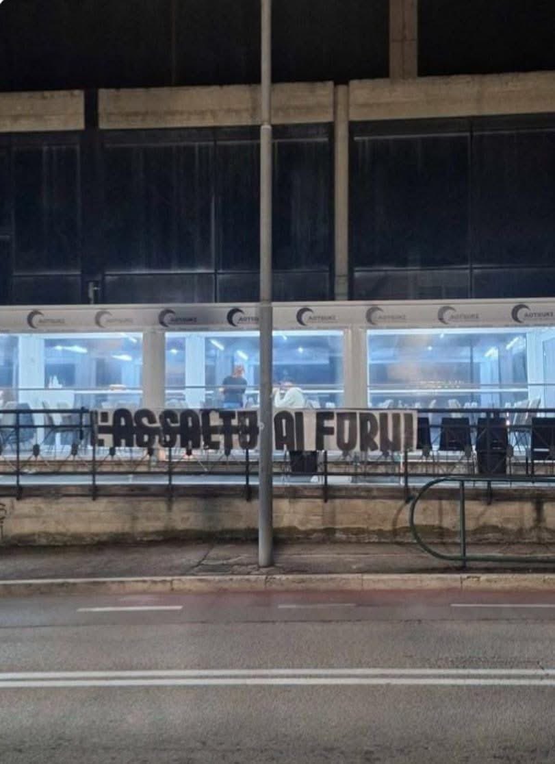 Ad #Ascoli e’ stato affisso questo striscione intimidatorio che puzza di fascismo. Tutte le istituzioni devono stare al fianco di Lorenza #Roiati senza alcun distinguo e mi auguro che le forze dell’ordine individuino immediatamente i responsabili. Non passeranno ora come allora!