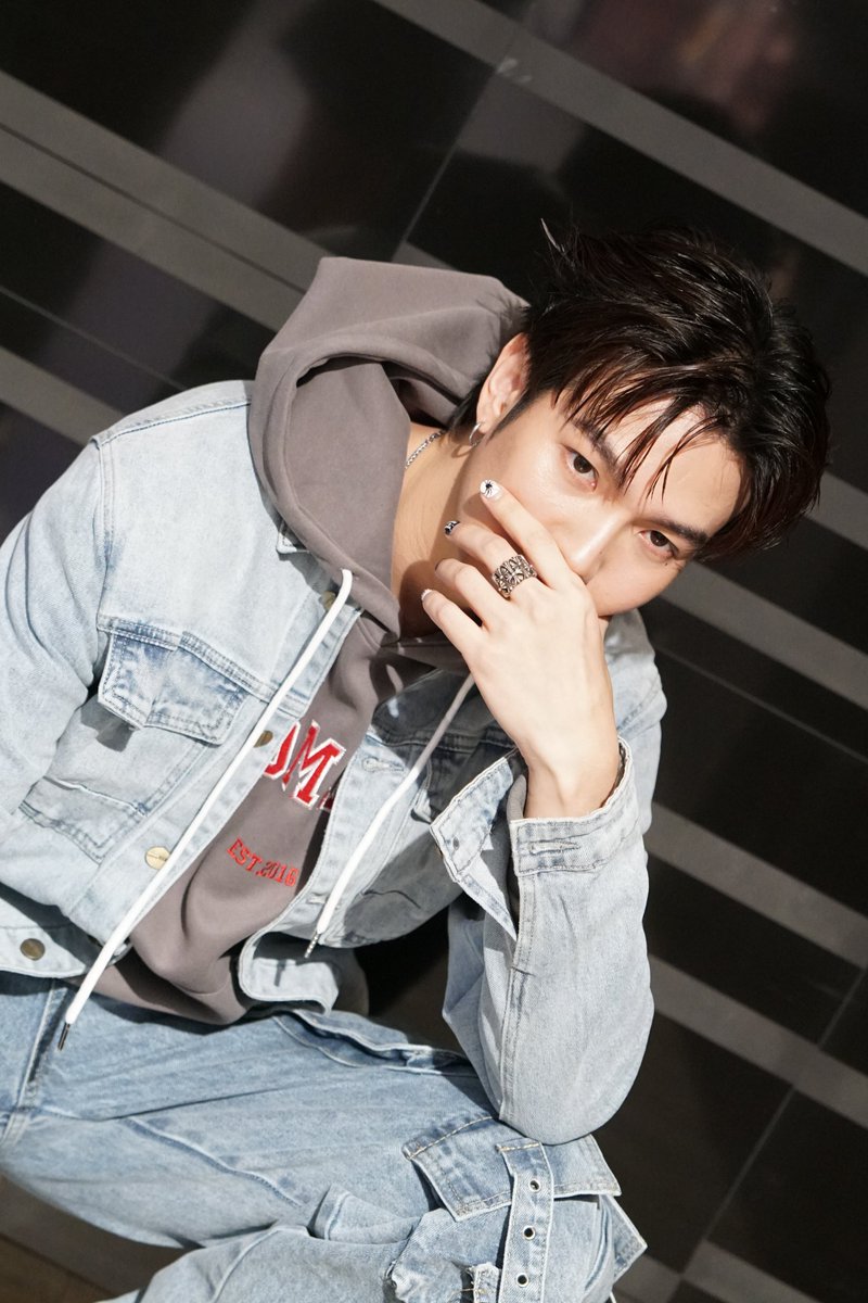 ทีมพี่จักรขอเสียงหน่อยค่าา

BUILD STYLES NIYOM JEANS

#CDSNiyomJeansXBuild