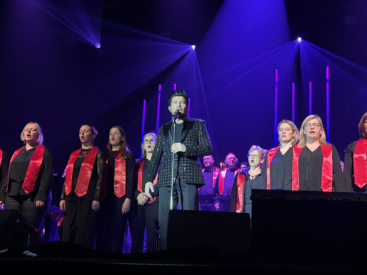 lrdmorg_'s tweet photo. incroyable le wk grâce à toi @vincentniclo, ta musique créée les plus belles amitiés 🤍🥺 https://t.co/2DL2Zy0d4x