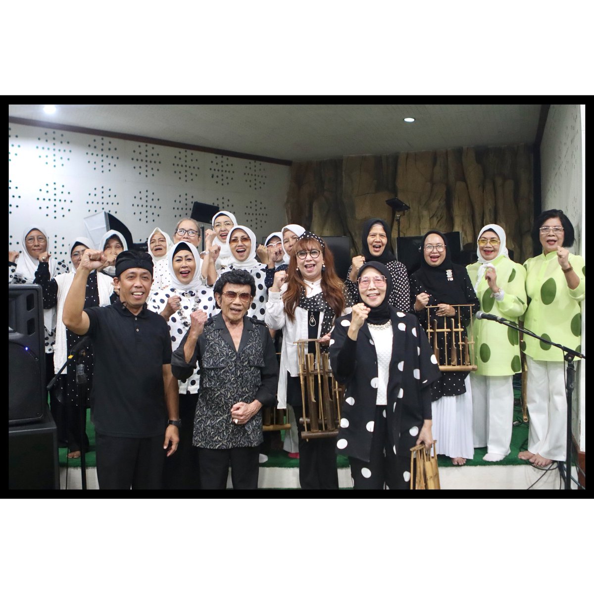 Assalamualaikum Warahmatullahi Wabarakatuh.
Sesi latihan bersama #AngklungPerempuanIndonesia persiapan untuk pentas di <a href="/KPK_RI/">KPK</a> dalam rangka Bimbingan Teknis Perempuan Antikorupsi pada Selasa mendatang tanggal 29 April 2025.
#RhomaIrama