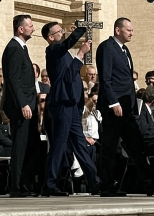 rcicho's tweet image. To niemożliwe aby marszałek Sejmu pan Szymon Hołownia na ceremonii pogrzebowej papieża Franciszka zachował się jak Tik-tokowy błazen.
On przecież trzymał w swych rękach krzyź a nie telefon. Oficjalne media przecież kłamią 📷