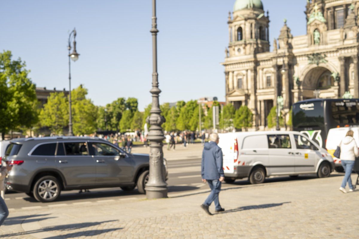 stefandraschan's tweet photo. #SUVs are now larger than #deliveryvans I was so shocked at the sight that the photo got blurry #carfascism #autofaschismus #rechtdesstärkeren #motorisiertegewalt https://t.co/OaeI89dQ04