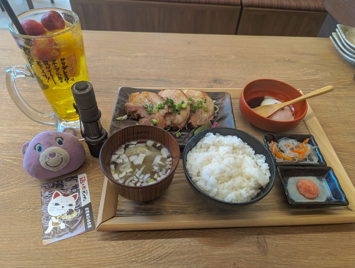 hg4eHPzmvVIEmWD's tweet photo. 焼豚定食＆エナジーソーダ✨🍹(´-(ェ)-`;)♥️🦸
#メシアンドライト #SUREFIRE #C2L #Centurion #KX4 #シュアファイア #肉汁餃子のダンダダン #ターボババアの妖宴ドリンク #ダンダダン https://t.co/pjA9pUfEve