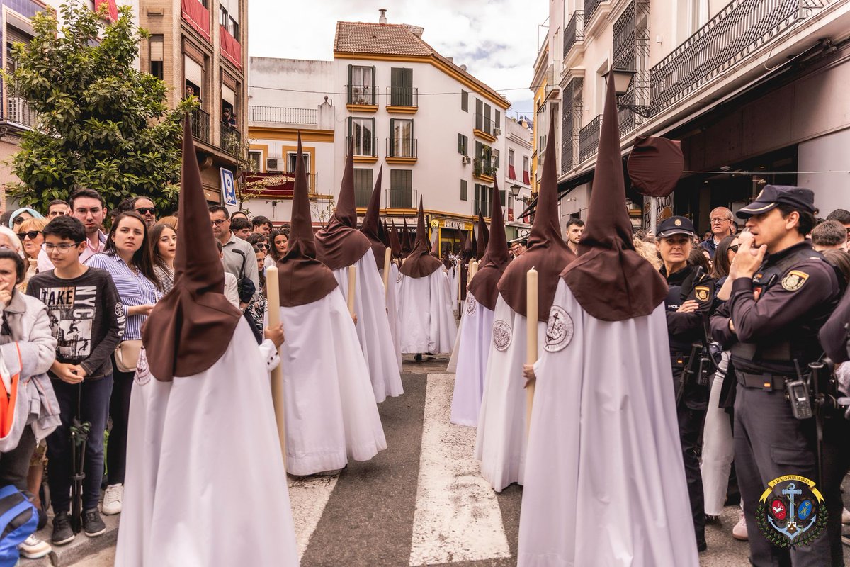 En tiempos de creciente secularización, la participación masiva de nazarenos en las Estaciones de Penitencia debería ser motivo de profunda satisfacción.

Quienes creen que limitar su número es una solución adecuada a los problemas organizativos, olvidan tanto la historia como el