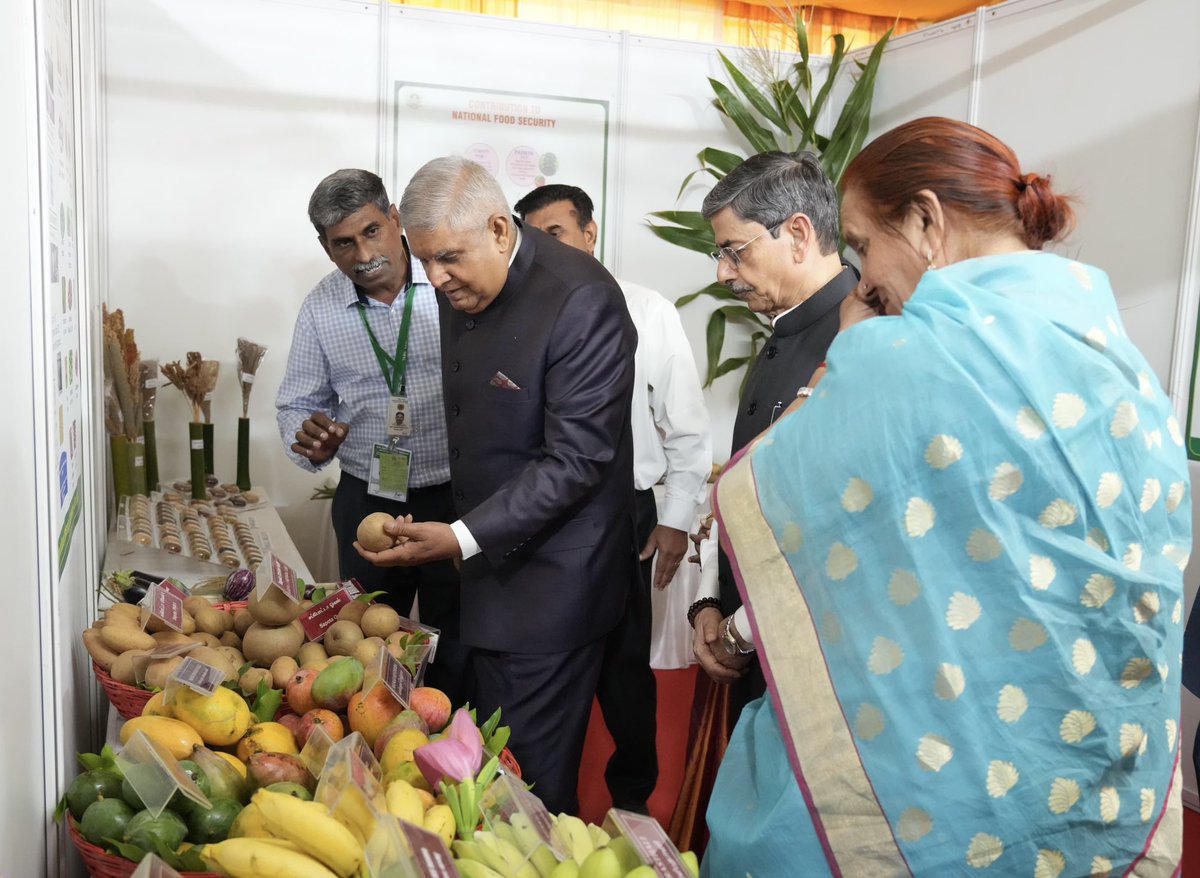 VPIndia's tweet image. Hon’ble Vice-President, Shri Jagdeep Dhankhar visited an exhibition on the premises of the Tamil Nadu Agricultural University in Coimbatore, Tamil Nadu today.  @rajbhavan_tn @TNAU_coimbatore #TNAU