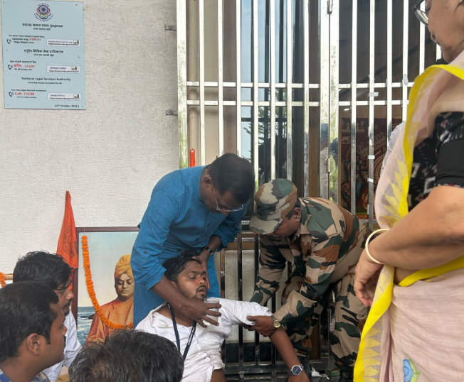 ArgusNews_in's tweet photo. #Bhubaneswar: ABVP activists end 4-day hunger strike after Utkal University authorities give written assurance to address their 5-point charter of demands, including to make the campus free from non-students 

#UtkalUniversity #ABVP #StudentProtest #Odisha https://t.co/Q98yrGB8Kk