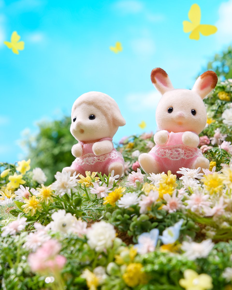 “Wow! Look at the butterflies!” 🦋

Bright yellow butterflies are fluttering around Shona and Breeze. ✨

#spring #sunny #butterfly #fun #outdoors #friends #sylvanianfamilies #sylvanianfamily #sylvanian
