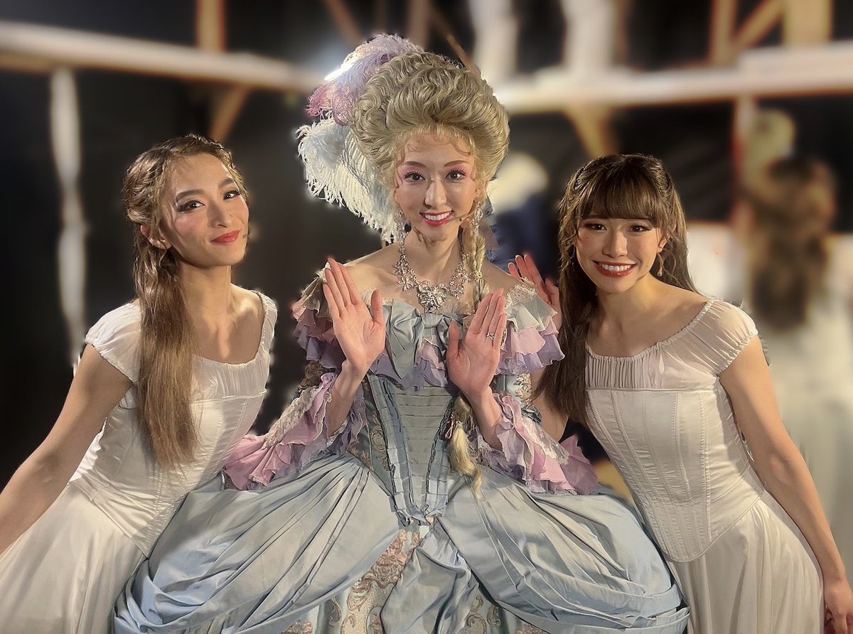 #1789バスティーユの恋人たち 
#1789_toho
本日もありがとうございました！
東京も残すところ3公演となりました。

2幕後半のお2人のシーンが大好きで、出番前毎回泣きそうになります🥲
本当に胸にジーンとくるシーン。

両陛下に挟んでいただけて幸せです✨
#凪七瑠海 さん
#山田定世 さん